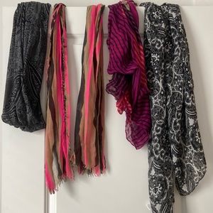 Scarf lot. 4 in all.